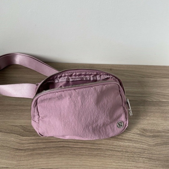 Lululemon Everywhere Belt Bag 1L Pink Taupe New - Picture 8 of 8